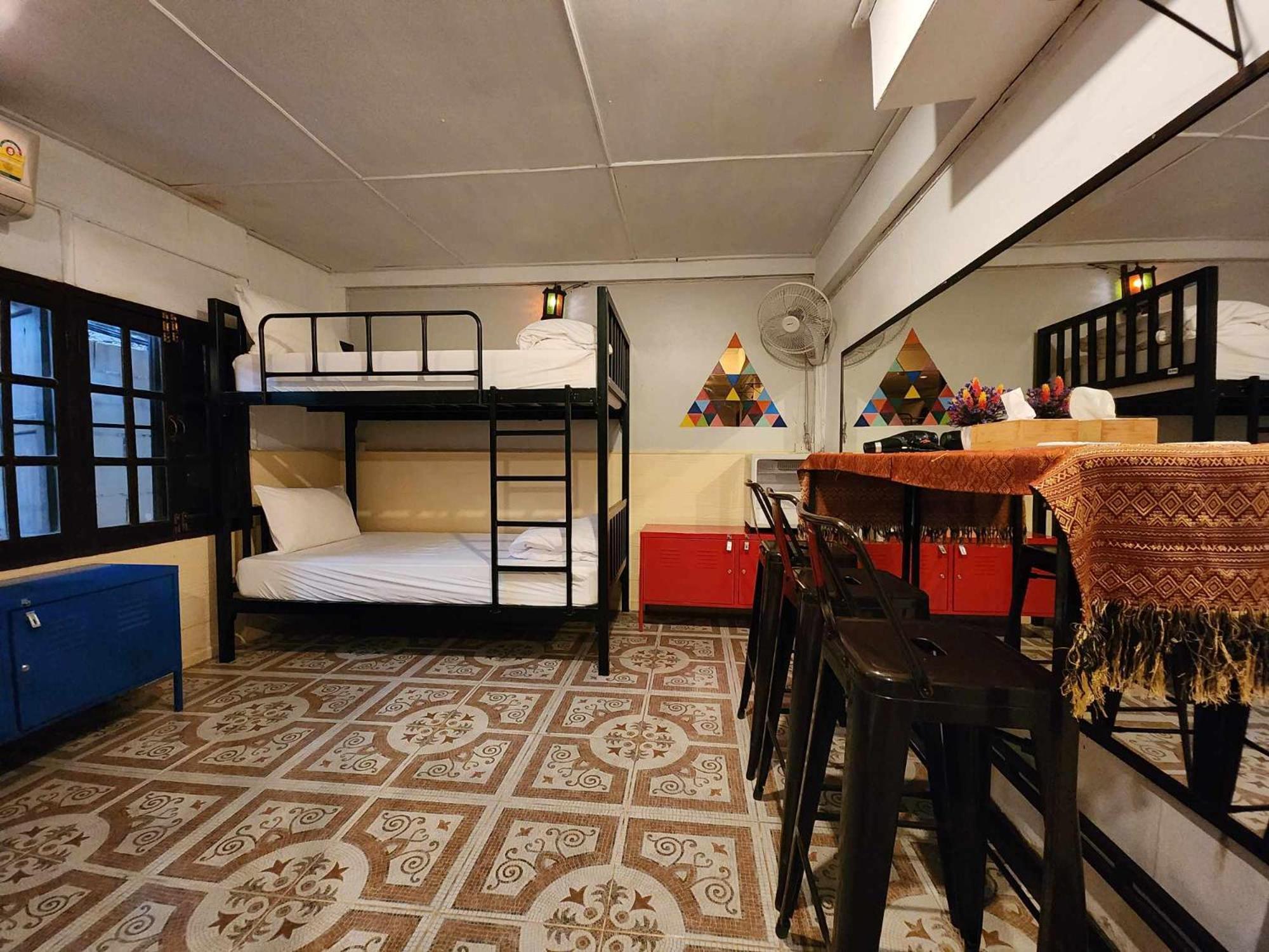 Club One Seven Gaymen Chiang Mai Hotell Exteriör bild