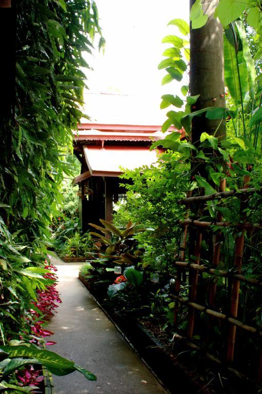 Club One Seven Gaymen Chiang Mai Hotell Exteriör bild