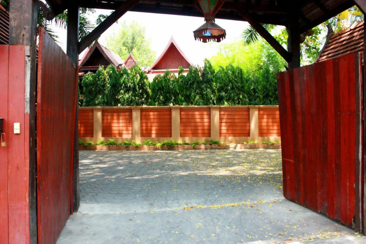 Club One Seven Gaymen Chiang Mai Hotell Exteriör bild